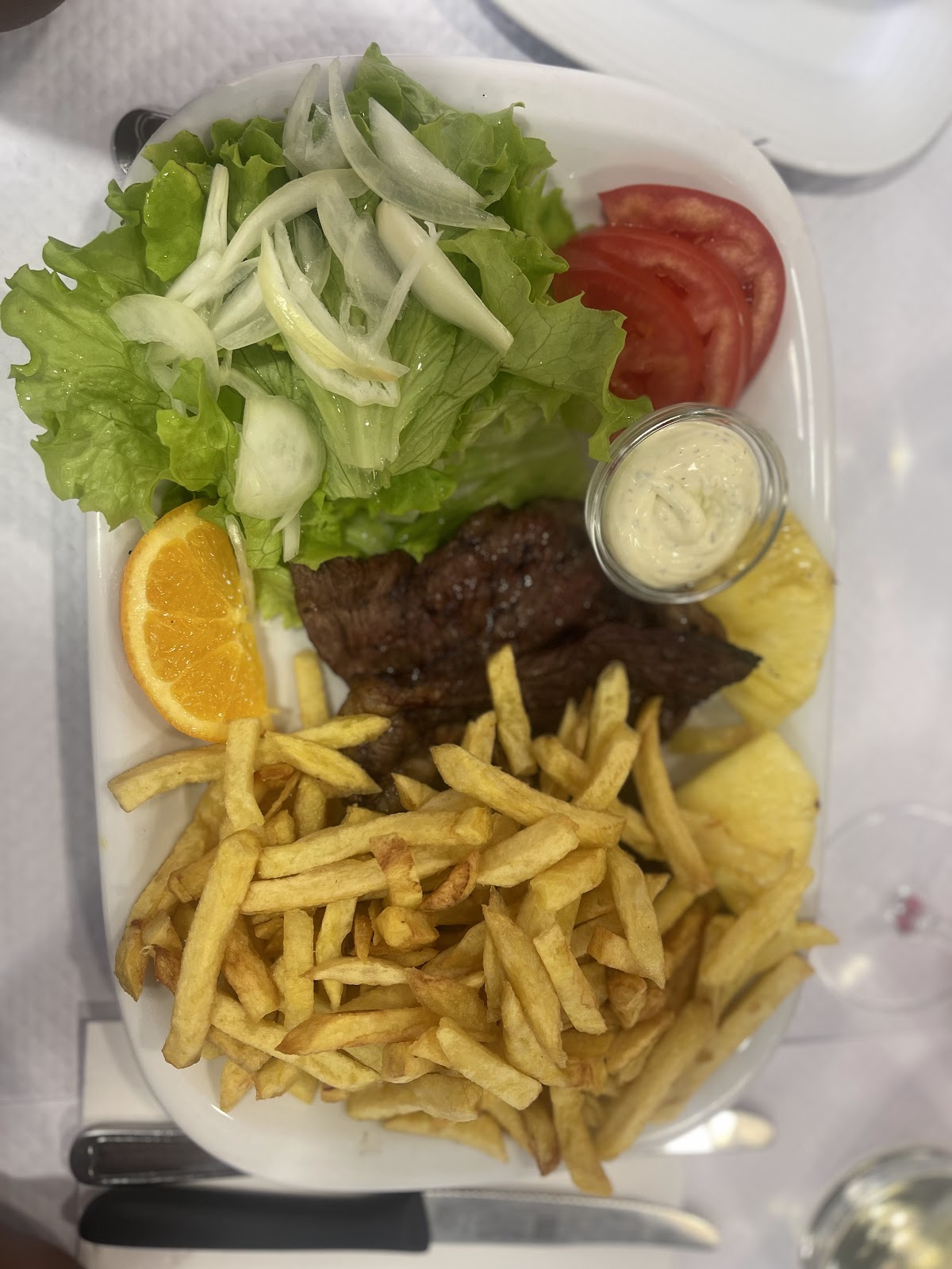 Bife grelhado com batata frita e salada