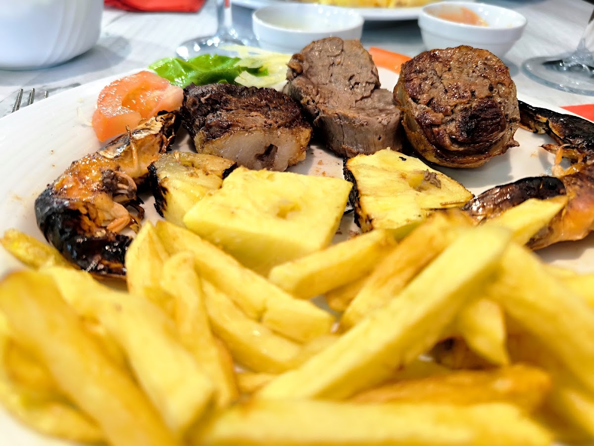 Prato de espetada mista: vaca, camarão e ananás grelhado