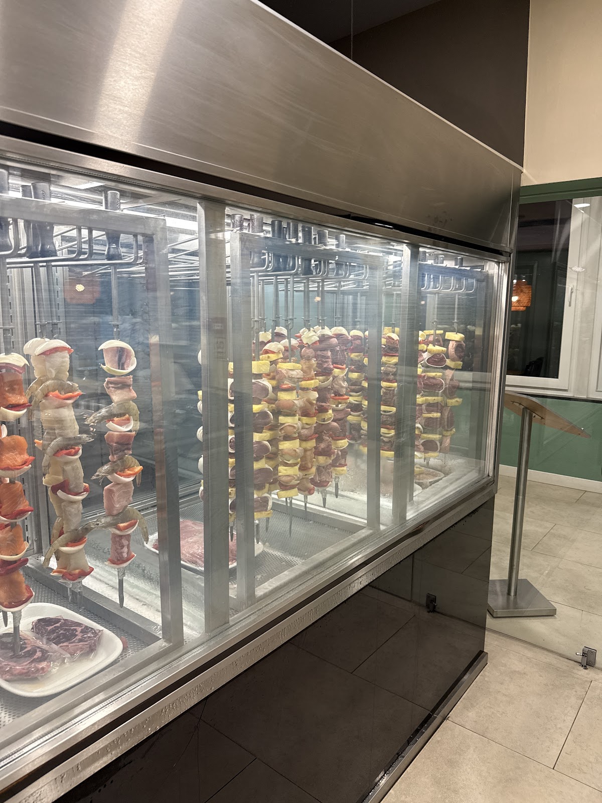 Vitrine com espetadas cruas prontas a ir para a brasa